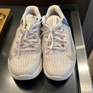 Womens Nike Metcon size 8.5. Worn once.